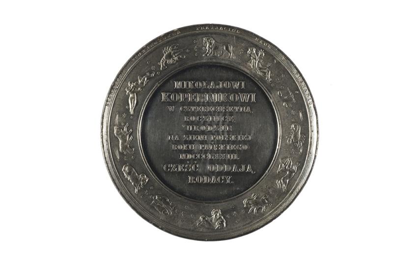Friedrich Wilhelm Below, Medal z okazji 400. rocznicy urodzin Kopernika – rewers