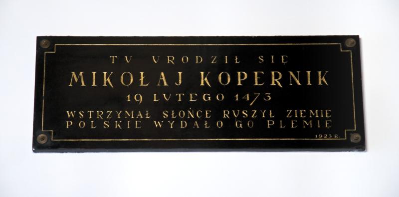 The commemorative plaque embedded in the facade of the building at 17 Kopernika Street in Toruń on February 23, 1923. From the collection of the Regional Museum in Toruń