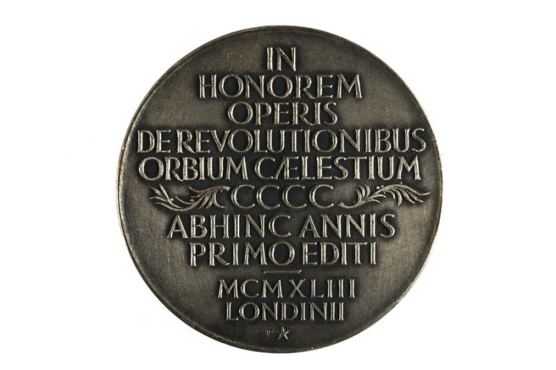 Wojciech Jarzębowski, Medal on the occasion of the 400th anniversary of the publication of 'De revolutionibus' - reverse